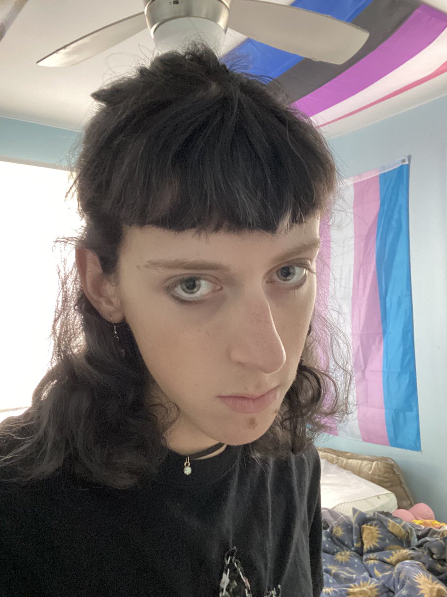 foomfs's tweet photo. @lesbtones MICROBANGS WERE THE WORST MISTAKE OF MYLIFE . shaggy bangs 🔛🔝 https://t.co/gVExOoV3Ia