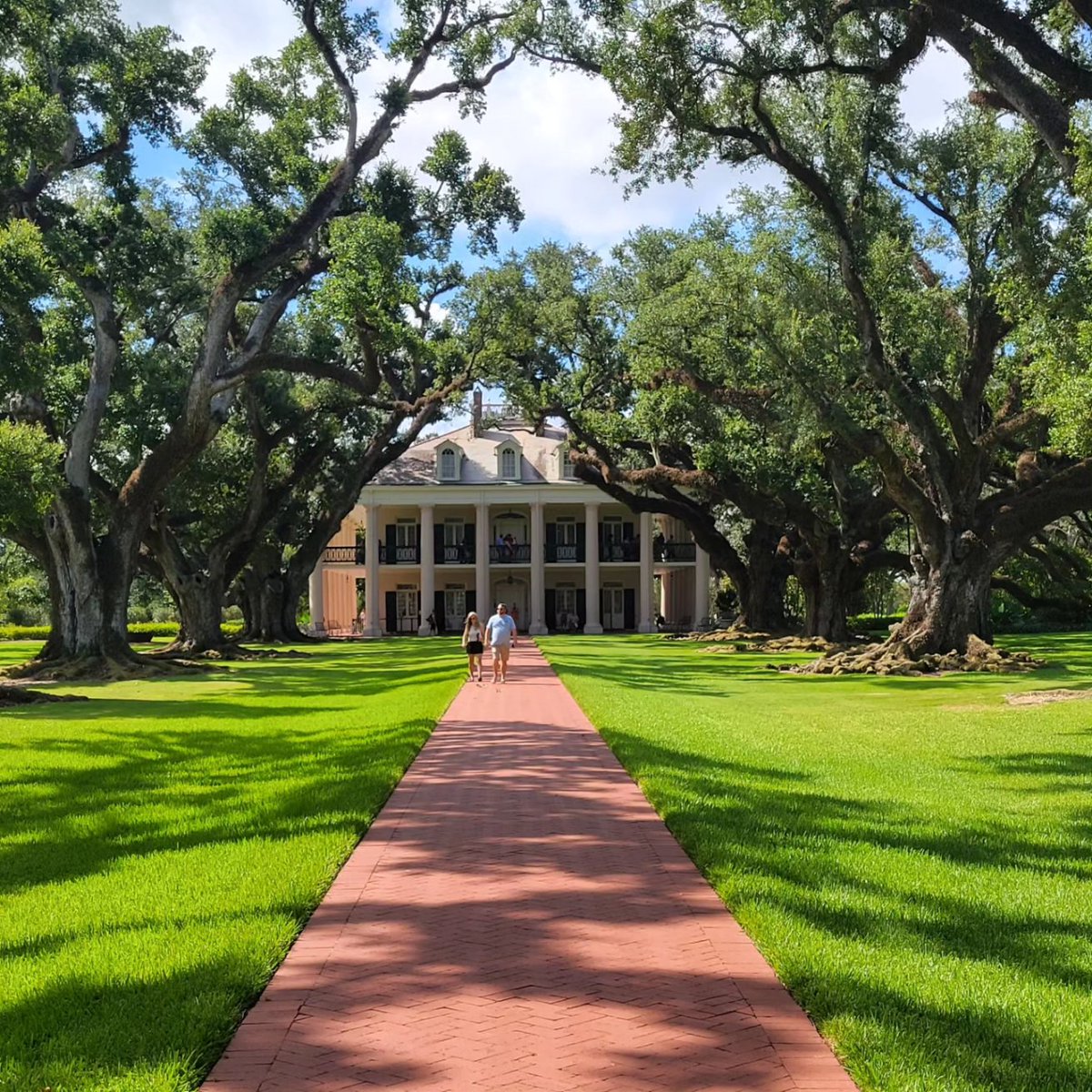 TwitchEve's tweet photo. @Evangelia1111 Oak Ally is a beautiful location. Some of it has changed since they shot the scenes from DOOL .The grassy path that @peterreckell rode his motorcycle down to the front of the house is now a brick walk and the view from the balcony looking out into the Oak trees is beautiful. https://t.co/fjmyPERtt1