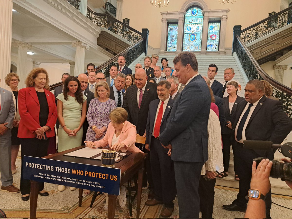 Janet_MASSPIRG's tweet photo. The official moment the bill to ban #PFAS from fire fighter gear became law, as @MassGovernor puts pen to paper. Huge thanks &amp;congrats to @MarjorieDecker @JulianCyr @CleanH2OMA @DeirdreMASSPIRG @THE_PFFM @SenMikeMoore #mapoli https://t.co/HkF4WBDagw