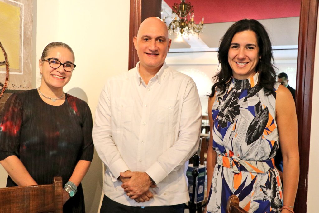 MichMuschett's tweet photo. Como parte de mi misión a 🇩🇴 por #JuramentaciónPresidencial2024, me reuní con @IsaPavel, Ministro de @mineconomiard, intercambiamos sobre papel de @PNUDRD en apoyo a mejora continua del ciclo de políticas públicas para promover bienestar de las personas y desarrollo sostenible. https://t.co/FlH1SU4gO7