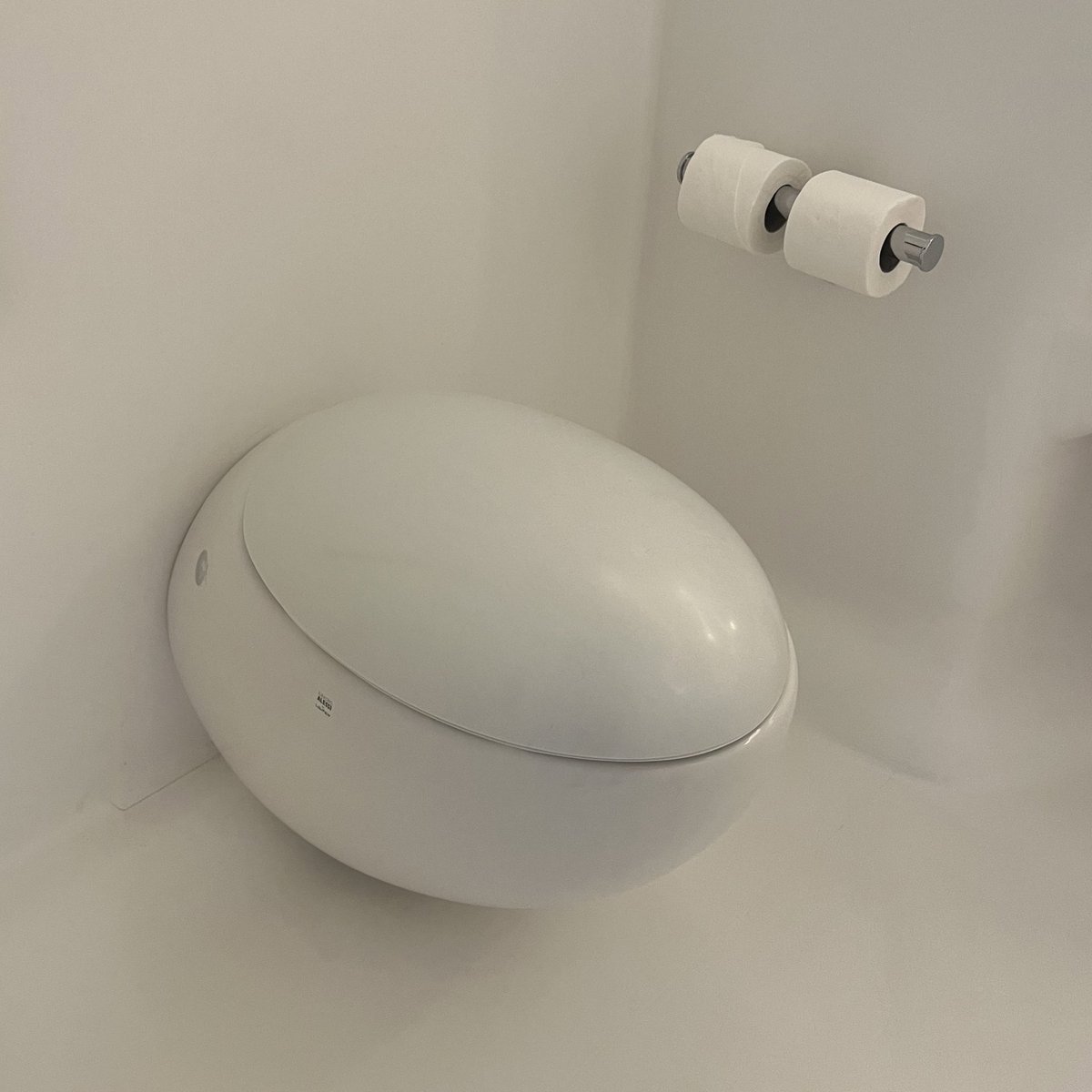 ryoncom's tweet photo. マドリードは一晩過ごすだけ。空港近くにある建築家集合体ホテルを教えてもらって予約。
ザハのお部屋を選んだ。
ベッドルームの驚きどころじゃない、バスルームがSF。
なんでカーテンは普通… https://t.co/EEfzaNX6nG