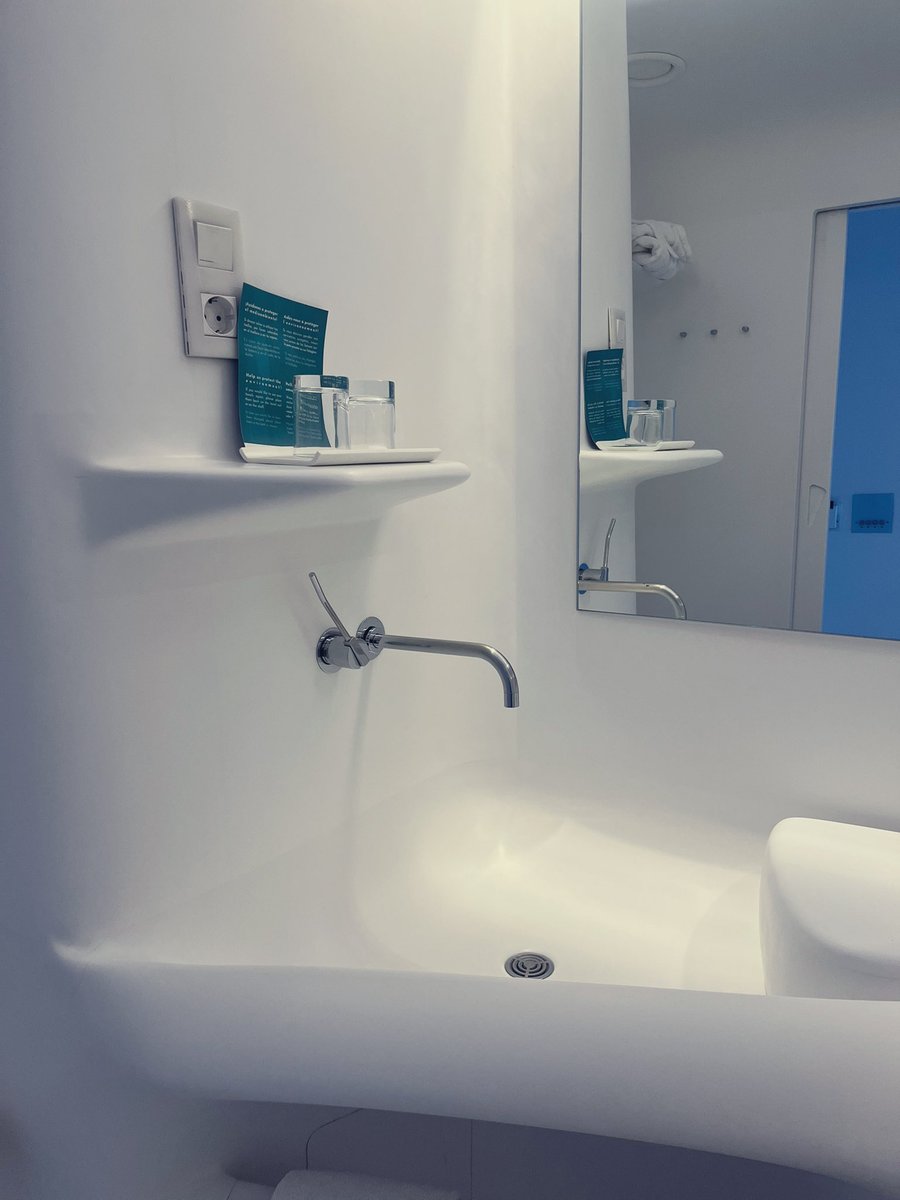 ryoncom's tweet photo. マドリードは一晩過ごすだけ。空港近くにある建築家集合体ホテルを教えてもらって予約。
ザハのお部屋を選んだ。
ベッドルームの驚きどころじゃない、バスルームがSF。
なんでカーテンは普通… https://t.co/EEfzaNX6nG