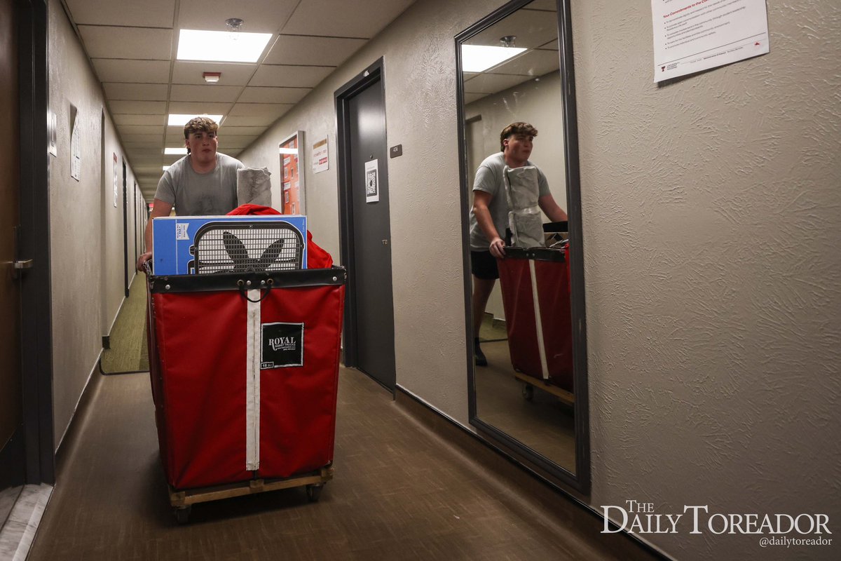 DailyToreador's tweet photo. Welcome back Red Raiders! 

Texas Tech student move-in will last from the Aug. 15 - 18. Students need to bring their Raider ID and a state-issued identification to use the red moving carts. https://t.co/kEmYtvb2Ts
