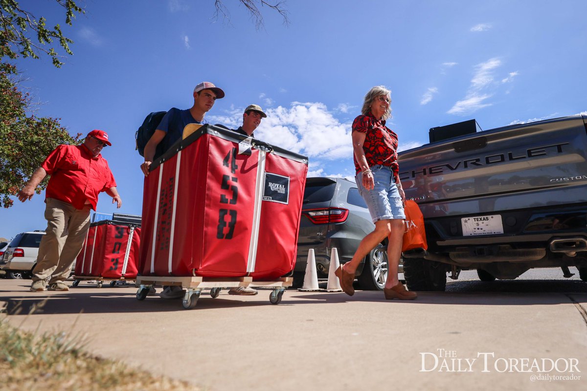 DailyToreador's tweet photo. Welcome back Red Raiders! 

Texas Tech student move-in will last from the Aug. 15 - 18. Students need to bring their Raider ID and a state-issued identification to use the red moving carts. https://t.co/kEmYtvb2Ts
