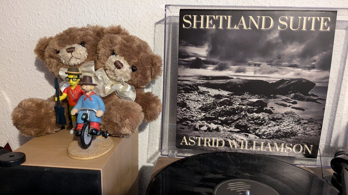 DaveDogFacedBoy's tweet photo. #NowPlaying after work chilled bliss with @HelloAstrid new elpee! https://t.co/po7wlgQrhr