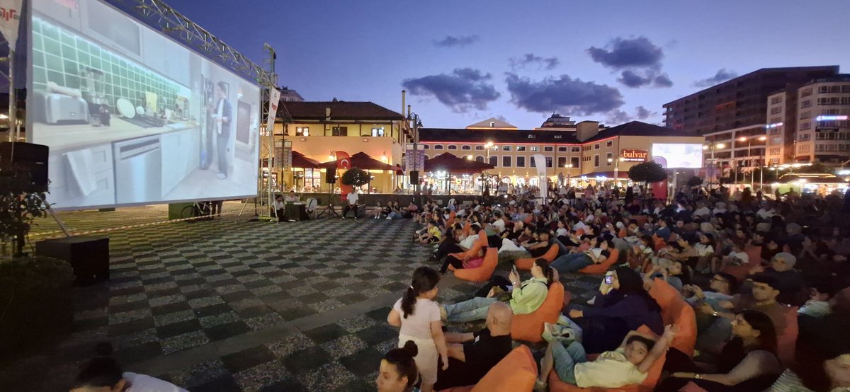 ilkadimbld's tweet photo. Açık Hava Sinema Festivalimiz tüm hızıyla devam ediyor. 🎥
Bulvar AVM ile birlikte düzenlediğimiz Açık Hava Sinema Festivali'nin 3. gününde 'Lohusa' filmini sinemasever hemşehrilerimizle buluşturduk. 📽️
#ilkadım
#ilkadımbelediyesi
#BulvarAVM https://t.co/ZV8Jk1G8dp