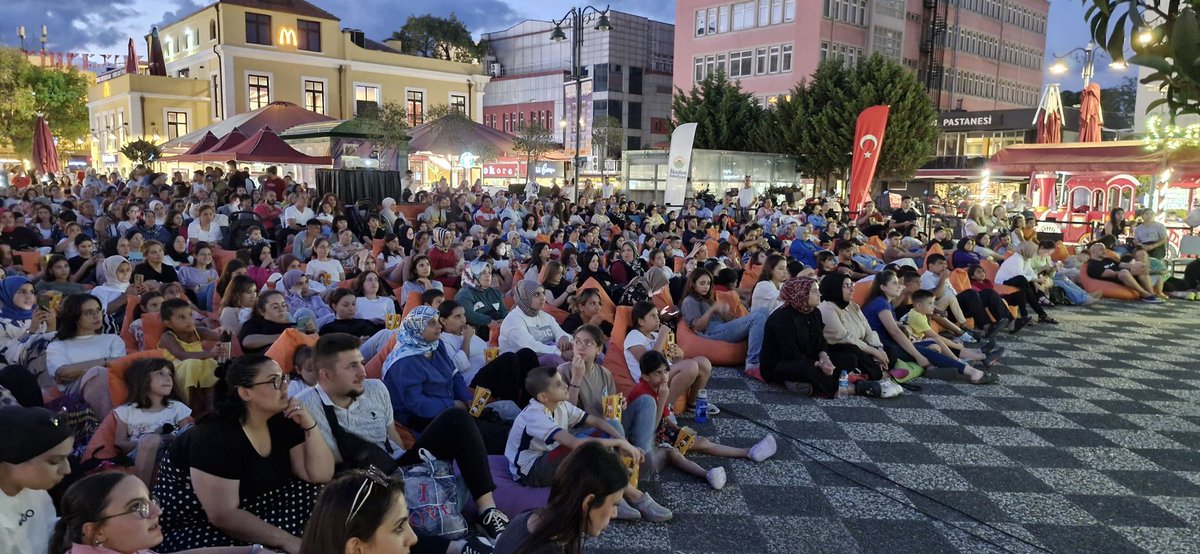 ilkadimbld's tweet photo. Açık Hava Sinema Festivalimiz tüm hızıyla devam ediyor. 🎥
Bulvar AVM ile birlikte düzenlediğimiz Açık Hava Sinema Festivali'nin 3. gününde 'Lohusa' filmini sinemasever hemşehrilerimizle buluşturduk. 📽️
#ilkadım
#ilkadımbelediyesi
#BulvarAVM https://t.co/ZV8Jk1G8dp