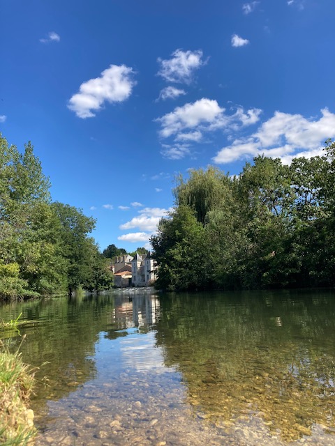 ChristineAlfarg's tweet photo. En ce #15août2024, à #Civray où mes souvenirs d'enfance se reflètent sur les bords de la #Charente traversant un #Poitou sublimé par tant de beauté et de poésie☀️! @AmisCivraisien @departement86 @OTCivray @Prefet86 @P0ITIERS @tourisme86 @Bleu_Poitou @MarquePoitou #Vienne💫 https://t.co/Z26xIhUage
