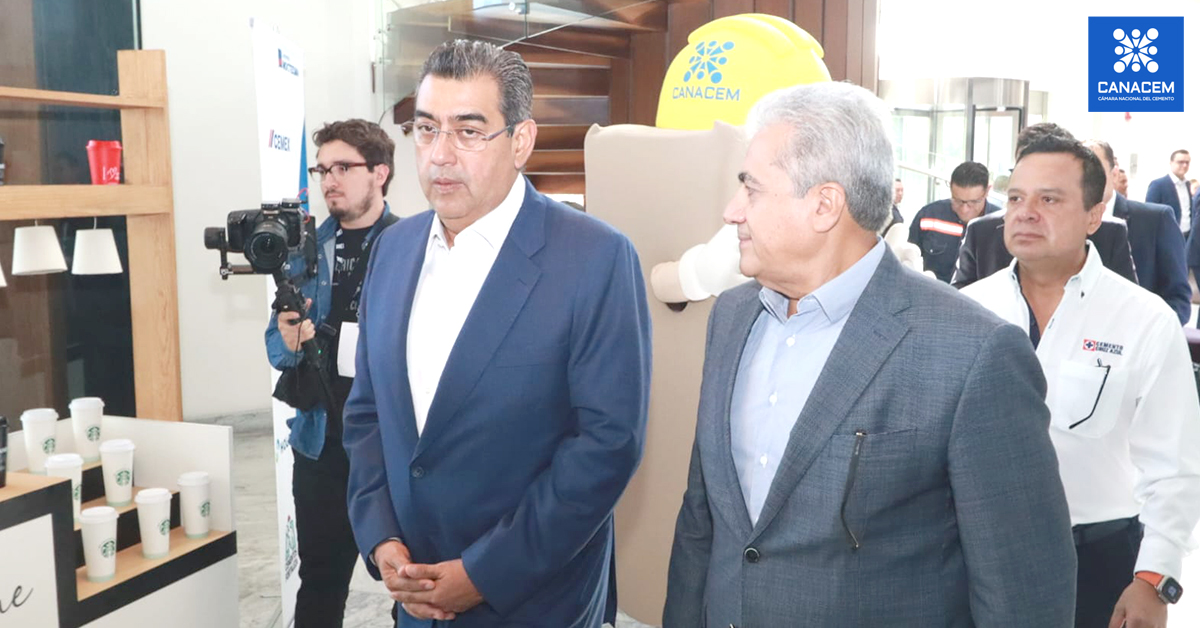 Canacem_Mx's tweet photo. Agradecemos a los invitados y autoridades que nos acompañaron, especialmente al titular del @Gob_Puebla, @SergioSalomonC, a las y los integrantes de su gabinete, las y los representantes del Gobierno Federal, del sindicato, la @CONCAMIN y Cámaras Nacionales.
#OrgulloCANACEM https://t.co/mQ6DSwaIMB