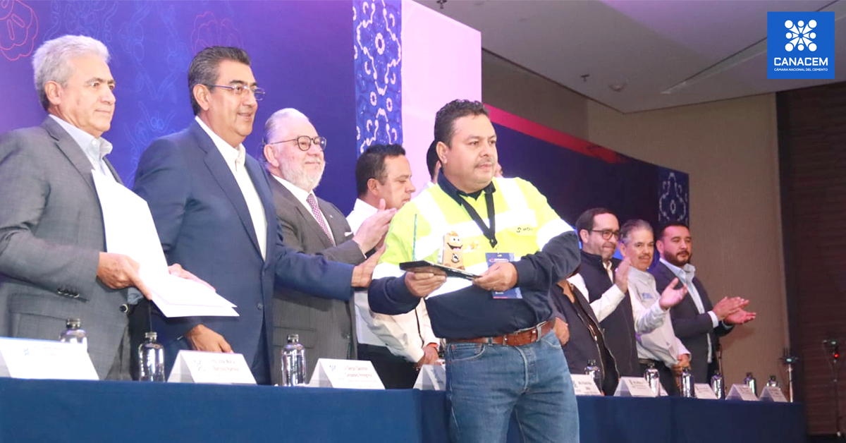 Canacem_Mx's tweet photo. Agradecemos a los invitados y autoridades que nos acompañaron, especialmente al titular del @Gob_Puebla, @SergioSalomonC, a las y los integrantes de su gabinete, las y los representantes del Gobierno Federal, del sindicato, la @CONCAMIN y Cámaras Nacionales.
#OrgulloCANACEM https://t.co/mQ6DSwaIMB