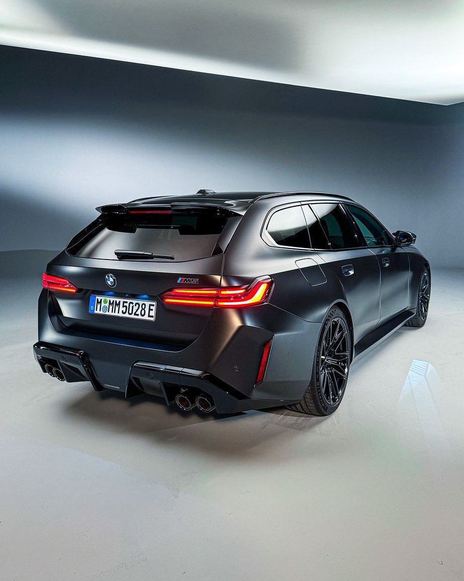 sog_pink's tweet photo. New BMW M5 Touring in Frozen Deep Grey 🔥 https://t.co/vz2BPUFEbR