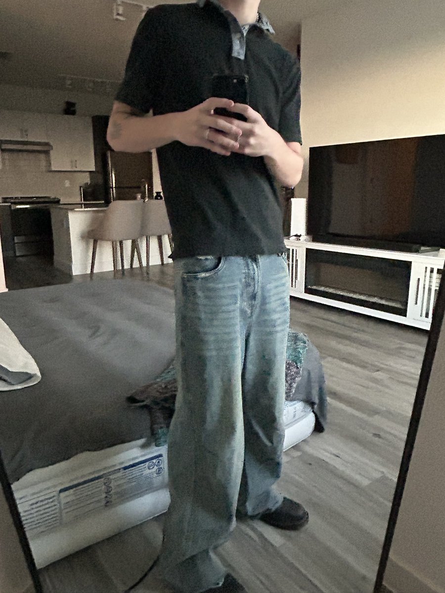 thatkidwally's tweet photo. new apartment + me https://t.co/BFzISKmoS5
