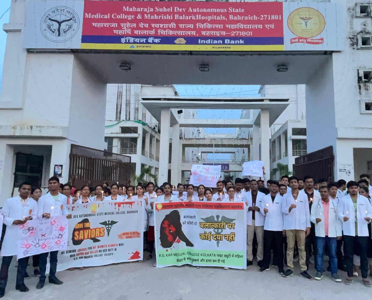 dnsh856's tweet photo. Protest at #MSDASMC continues in support OF #RGKarCollege
#justiceformoumitadebnath #kolkatadeathcase #justiceforRGkar

@MamataOfficial @derekobrienmp @MahuaMoitra @PMOIndia @Indian__doctor @official_aimsa @NMC_IND
@bbcworld
@wionews
@timesofindia
@ndtv
@BreakingNews https://t.co/SGQN6r6Nng