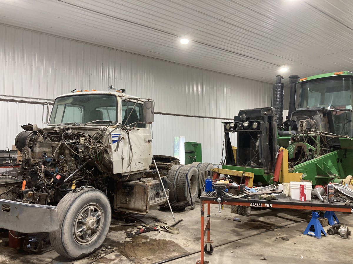 PDevloo's tweet image. Anyone guess what’s happening here?