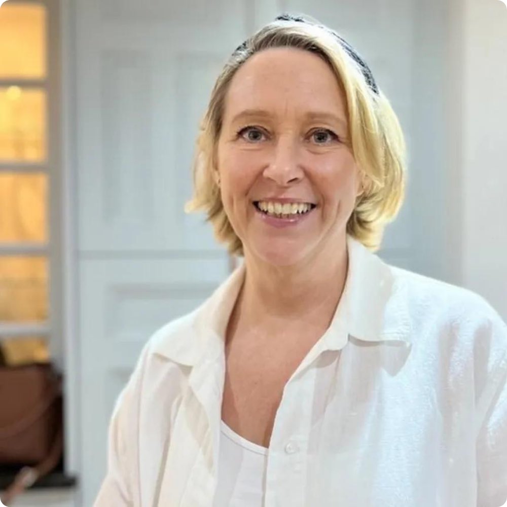 GarethDaviesVoC's tweet image. Please vote for Sally Smart from Prestatyn in the @JustGiving Awards.

Since losing her Mum to cancer in 2021, and enduring many rounds of chemotherapy herself, she has raised over £32,000 for @awyrlascharity. (1/2)