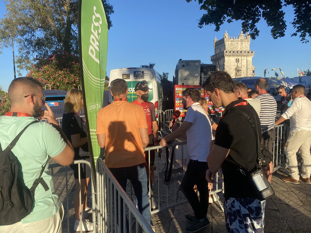 TomvanderSalm's tweet photo. 1 renner van het Vuelta-peloton doet de interviews met mondkapje op: Carlos Rodriguez 😷 https://t.co/x8akH7lFfU