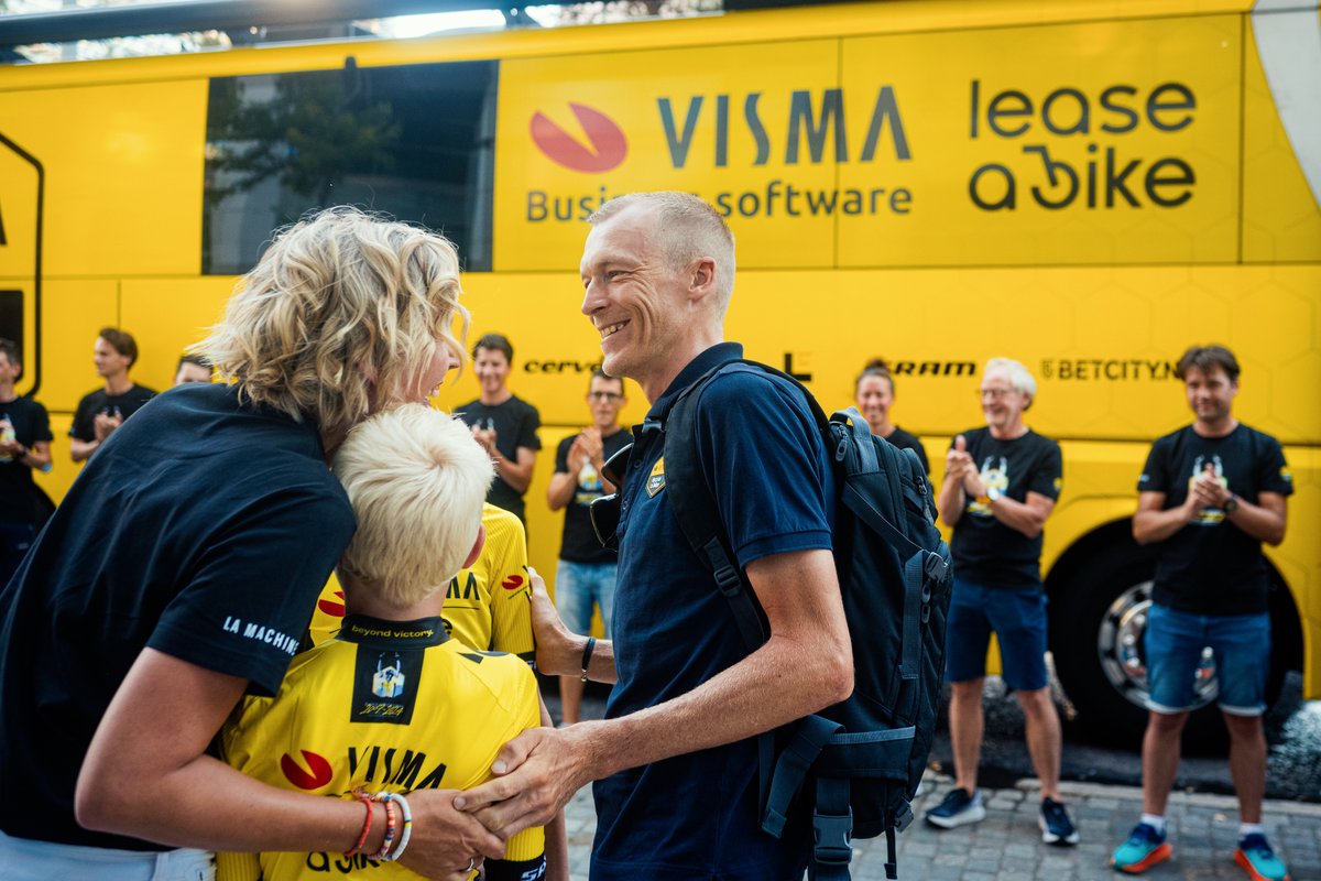 🇪🇸 #LaVuelta24

Big surprise! 🥹 After an impressive cycling career spanning 18 years, Robert is retiring as a professional cyclist following the Vuelta a España. To honor his career, we surprised him with a unique jersey, two <a href="/cervelo/">Cervélo</a> bikes and a casual T-shirt. 🙏