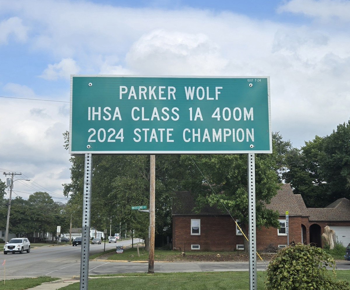 Signs are up! Congratulations Parker!
Good luck <a href="/EIU_Panthers/">Eastern Illinois Athletics</a> track!
#eagleproud
#pantherproud