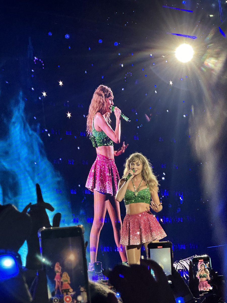 theelakes13's tweet photo. capture it, remember it #LondonTSTheErasTour #TSTheErasTour https://t.co/en4WLNAVHW