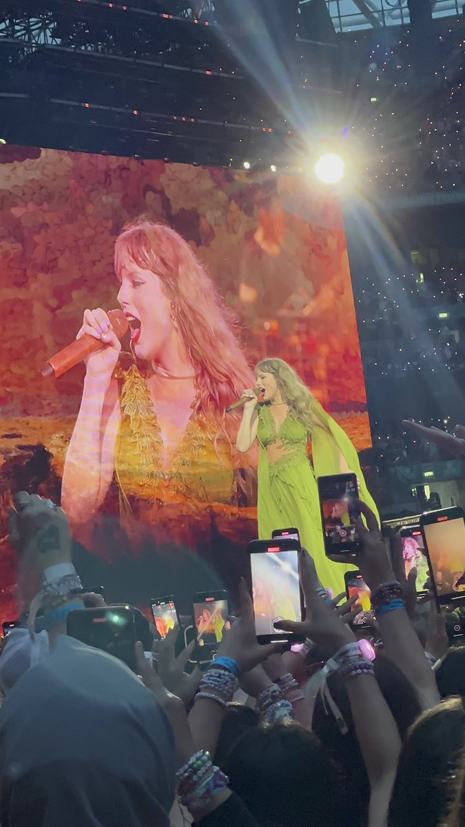 theelakes13's tweet photo. capture it, remember it #LondonTSTheErasTour #TSTheErasTour https://t.co/en4WLNAVHW