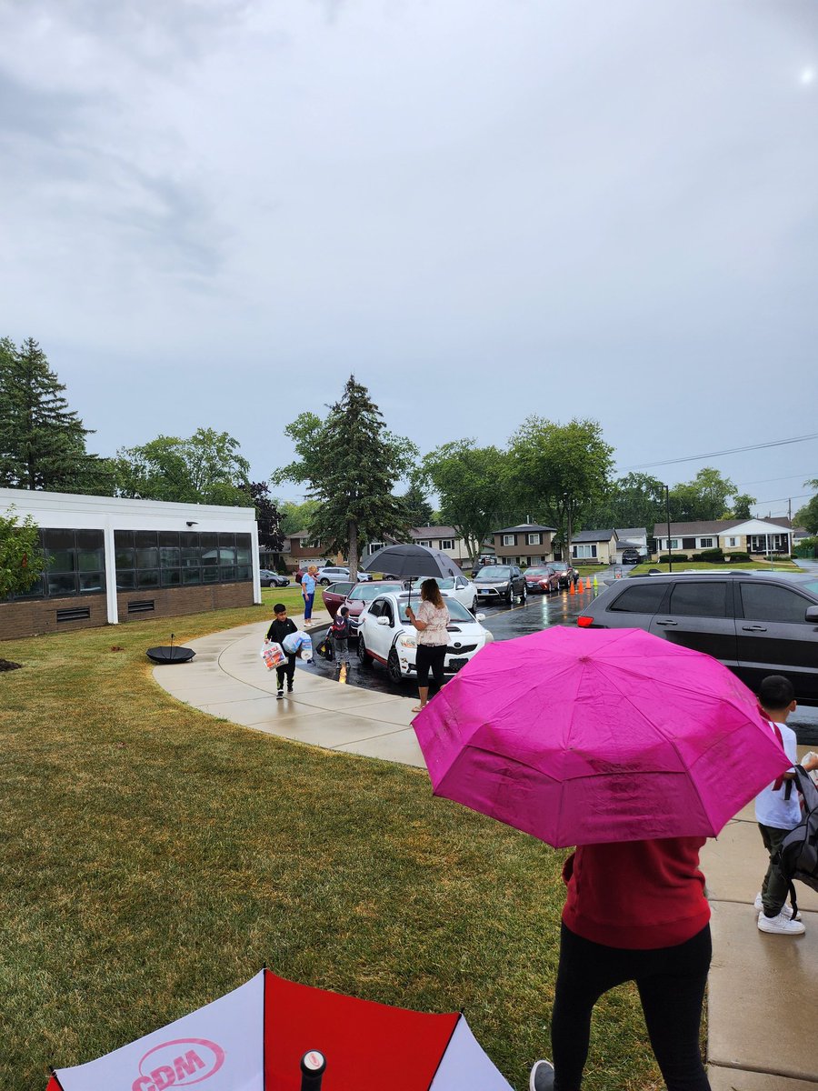 MrsJimenez03's tweet image. Happy First Day of School! The rain didn't stop our students and staff from having a great day. Shout out to our principals for all their work in preparation for such an important day. @AddisonSD4 #Ardmore #IT #watchusbegreat
