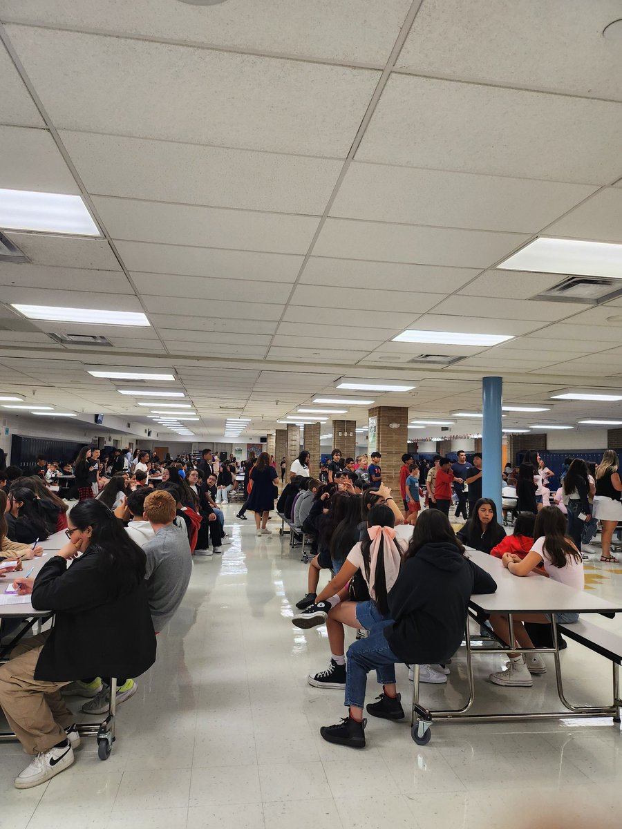 MrsJimenez03's tweet image. Happy First Day of School! The rain didn't stop our students and staff from having a great day. Shout out to our principals for all their work in preparation for such an important day. @AddisonSD4 #Ardmore #IT #watchusbegreat