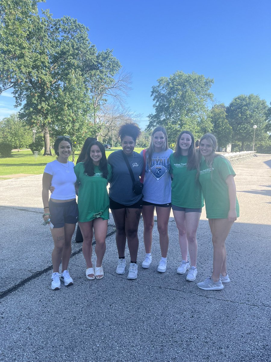 wwuowlsWBB's tweet photo. First day for moving the new students on campus! Returners getting to meet some of the newcomers! Today always feels like a holiday! Everyone will be here Saturday! 🦉💚 https://t.co/lP8q8nkync