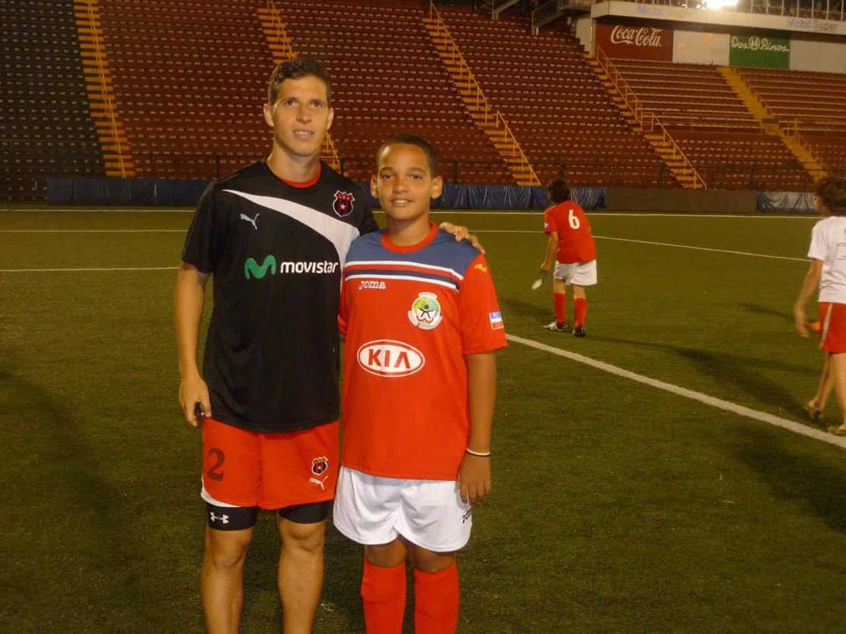 ¿Alguien sabe quien es este crack? Me lo encontré cuando estaba haciendo pruebas para un club en Costa Rica.