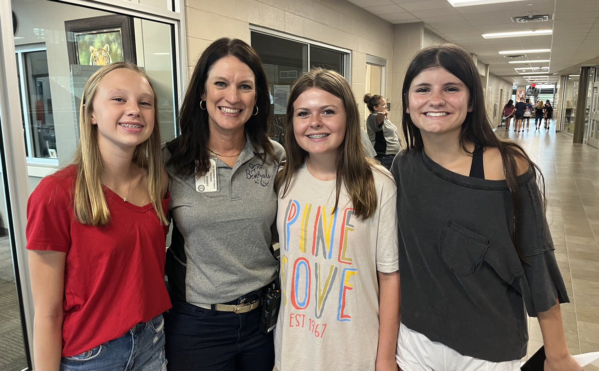 CyFairJoel's tweet photo. Bengal Express at @salyardsms — these incoming 8th graders got their schedules, walked to their classrooms and got to see their AP Mr. Pollock &amp; new principal @StacieEverson! #CFISDspirit https://t.co/uFUlDtpf5K