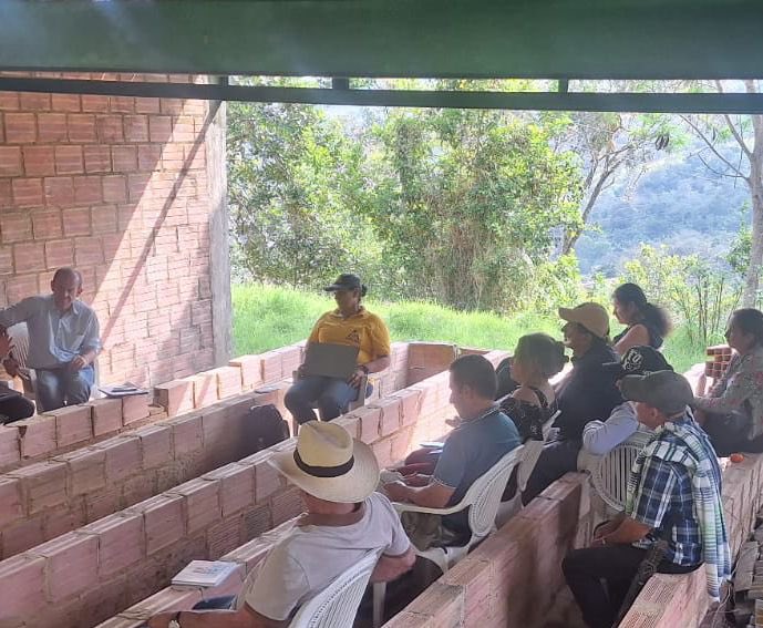 Junto a @comercialCundi y #ComiteCafeterosCundi, visitamos la microcentral de beneficio de café, de la Asociación Santa Teresa en #SanJuandeRioseco. Esta actividad hace parte de la Alianza por el @SectorCafeterodeCundinamarca, enfocada en fortalecer el gremio cafetero ☕️