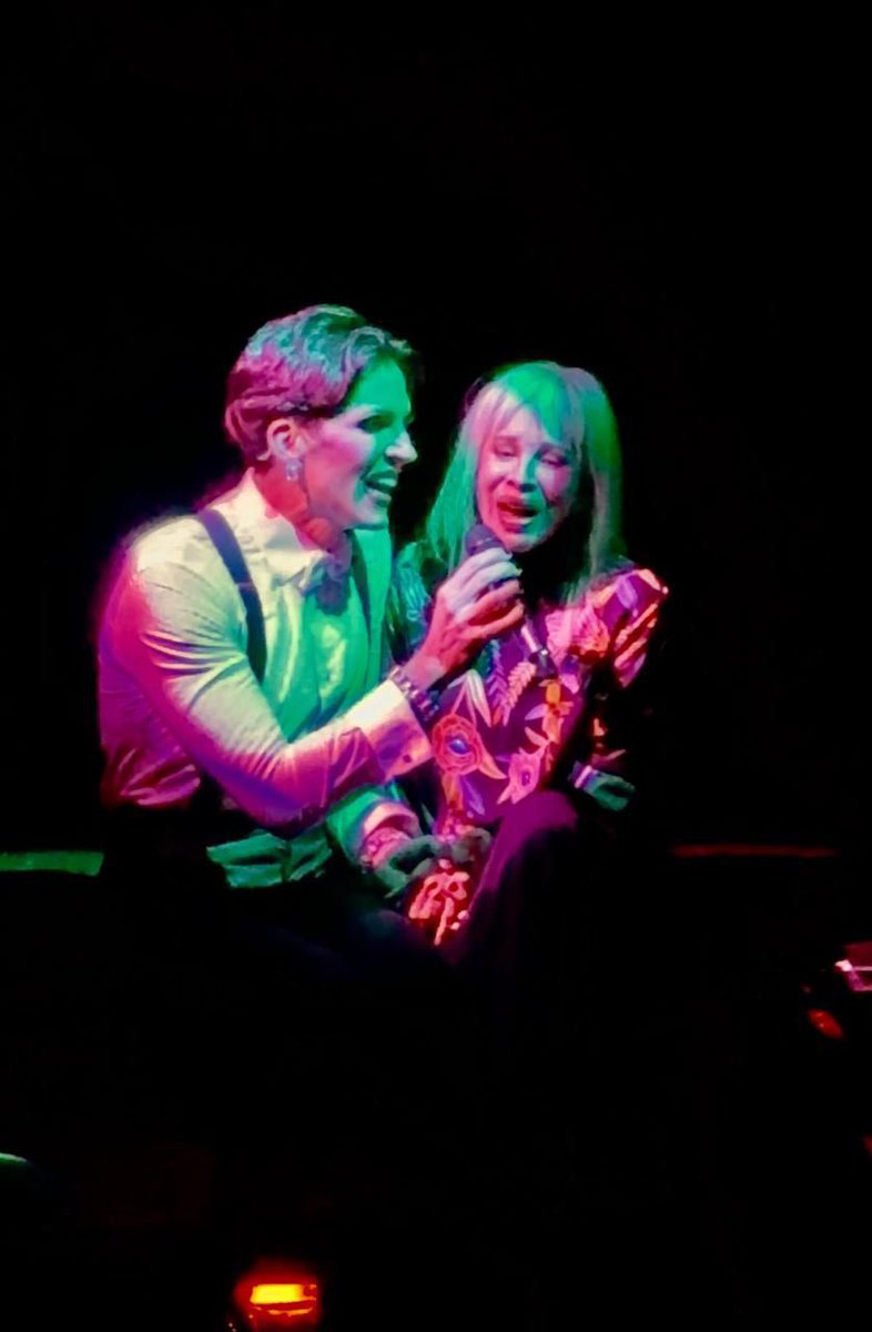 *NACHA GUEVARA SORPRENDIÓ A LUCAS GONZÁLEZ*
Durante el show “Lucas González canta a Nacha Guevara” la artista, emocionada subió al escenario y cantó junto a Lucas “Te quiero”.
Quedan dos funciones de este tributo: viernes 16 y domingo 18 en el Teatro Multiescena