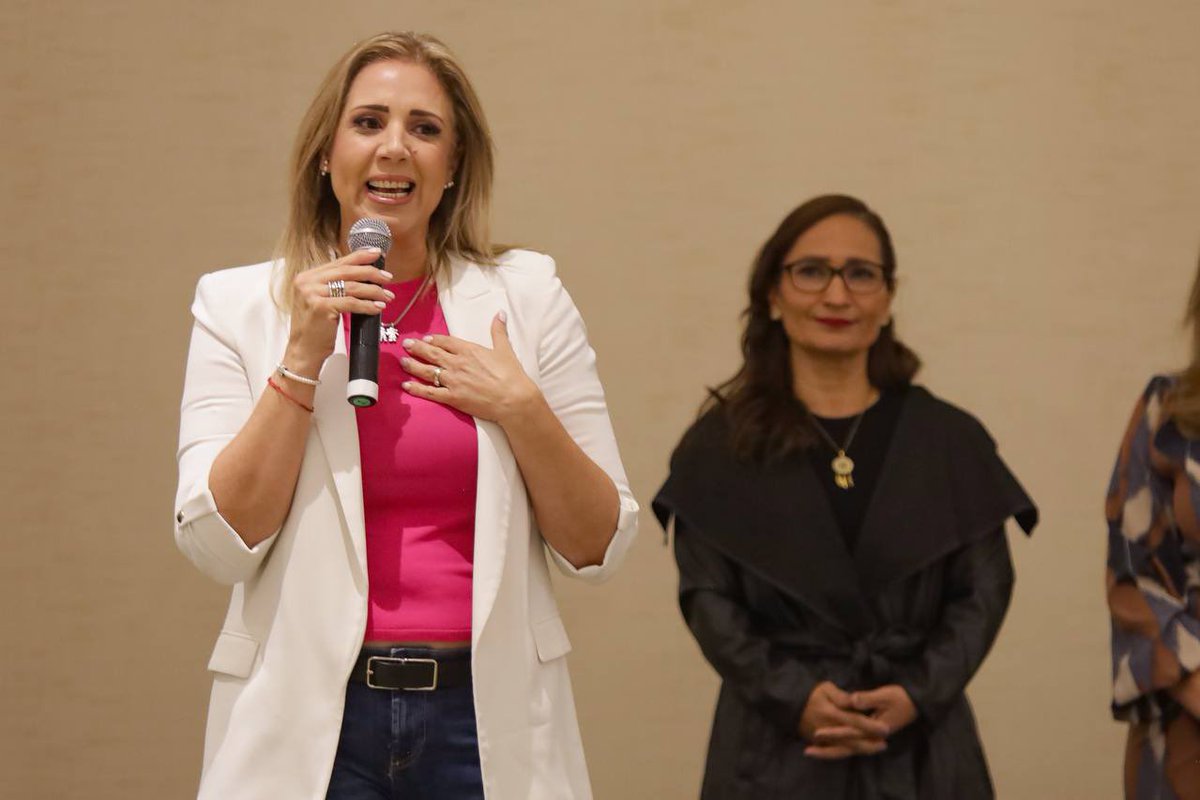 ASocialJal's tweet photo. En este encuentro la Secretaria @FabiolaLoya_ destacó el compromiso del @GobiernoJalisco para mejorar la calidad de vida de los grupos prioritarios y los resultados del trabajo en equipo que arrojan un aumento de 68 nuevos Grupos de Desarrollo Comunitario en el estado. https://t.co/W3nPV87Nv9
