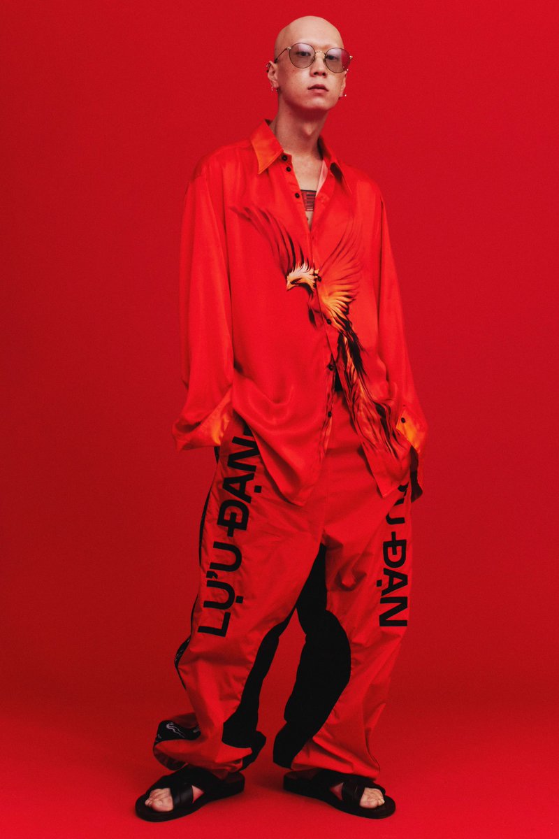 exaltestreet's tweet photo. 🔥[NEW HEAT] Future x Lu’u Dan

#Future in his lavish Pluto bag wears a beige #Lanvin fur bucket hat (designed by Future), red satin #Luudan shirt, black #AdiStudios vegan leather pants, and #Nike Air Forces.

Lu’u Dan whose name is a Vietnamese luxury brand… (continued) https://t.co/2sMTRyG4RX