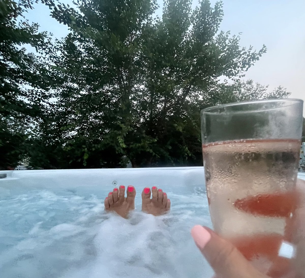 _silvergal's tweet image. Pink champagne and toes #lifeisgood #pink
