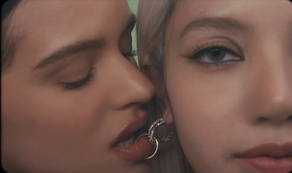 portalblackpink's tweet photo. GENTE A LISA E A ROSALÍAAAAAA

NEW WOMAN OUT NOW
#LISAxNEWWOMAN 
#LISAxROSALÍA https://t.co/0qoJVqfhMr
