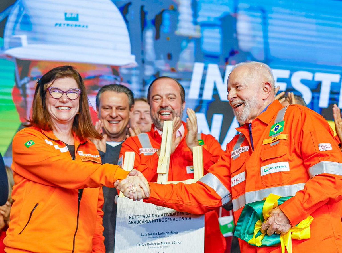 LulaOficial's tweet photo. É emocionante voltar ao Paraná para retomar as operações da Fábrica de Fertilizantes Nitrogenados, da Petrobras, e entregar os crachás dos trabalhadores recontratados. Foram anos de paralisação e falta de investimentos. Hoje, anunciamos R$ 3,8 bilhões na Refinaria Presidente Getúlio Vargas, investimentos que vão impulsionar empregos e a produção nacional de derivados de petróleo, além de gerar cerca de 27 mil empregos diretos e indiretos.

📸 @ricardostuckert