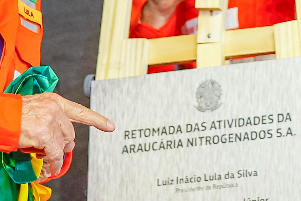 LulaOficial's tweet photo. É emocionante voltar ao Paraná para retomar as operações da Fábrica de Fertilizantes Nitrogenados, da Petrobras, e entregar os crachás dos trabalhadores recontratados. Foram anos de paralisação e falta de investimentos. Hoje, anunciamos R$ 3,8 bilhões na Refinaria Presidente Getúlio Vargas, investimentos que vão impulsionar empregos e a produção nacional de derivados de petróleo, além de gerar cerca de 27 mil empregos diretos e indiretos.

📸 @ricardostuckert