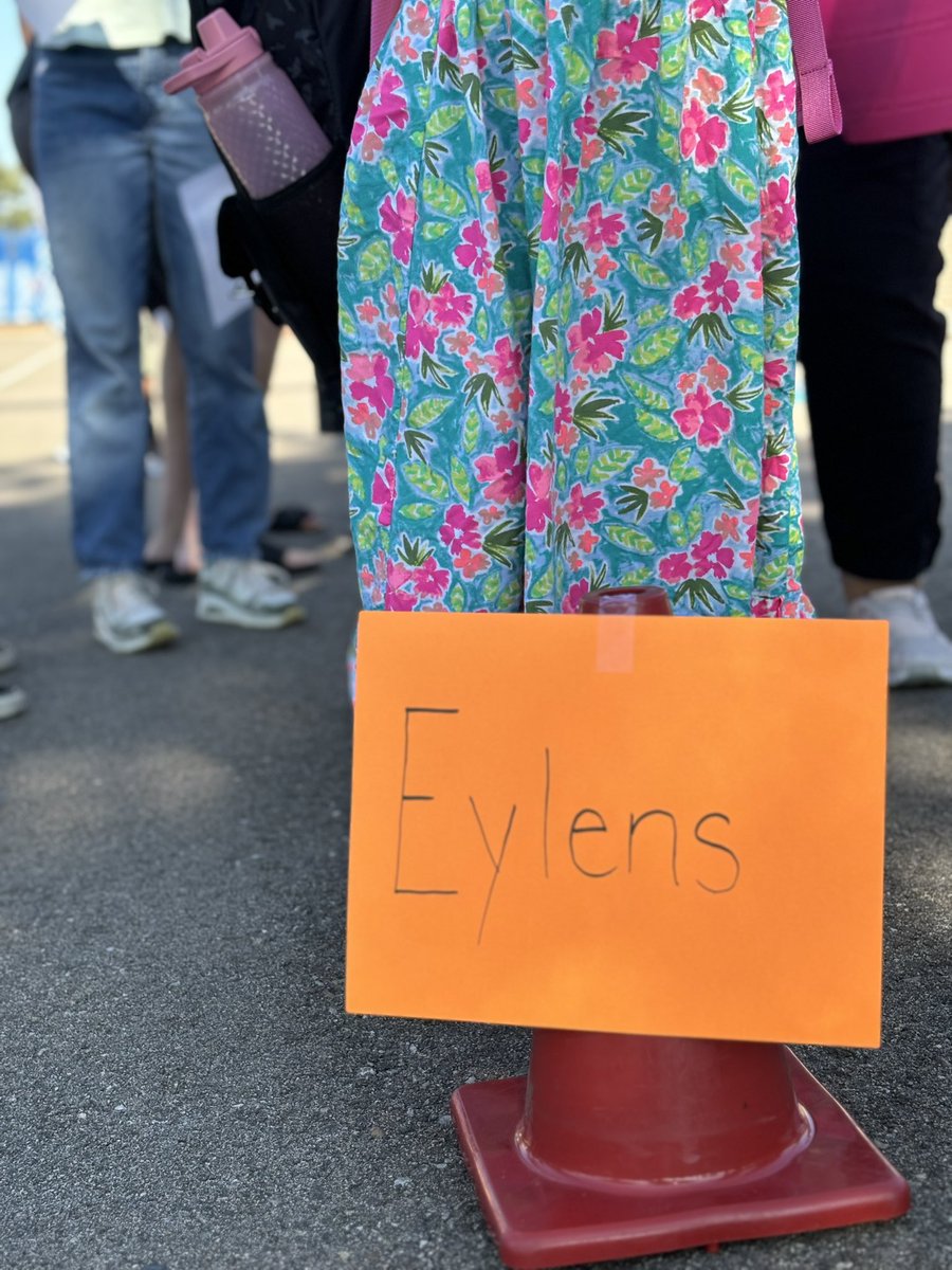 ErieExcellence's tweet photo. First Day of Kindergarten for our new Tigers! #erieexcellence #stvrain @DPerfettiDeany @SVVSDsupt https://t.co/LWmsLtaK83