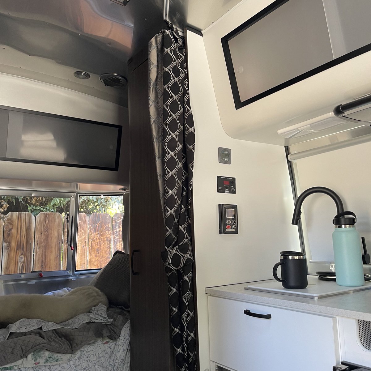 Usual_Anomaly's tweet image. Lola is already feeling right at home in our new digs 🤍

#Airstream
#Caravel
#LiveRiveted
