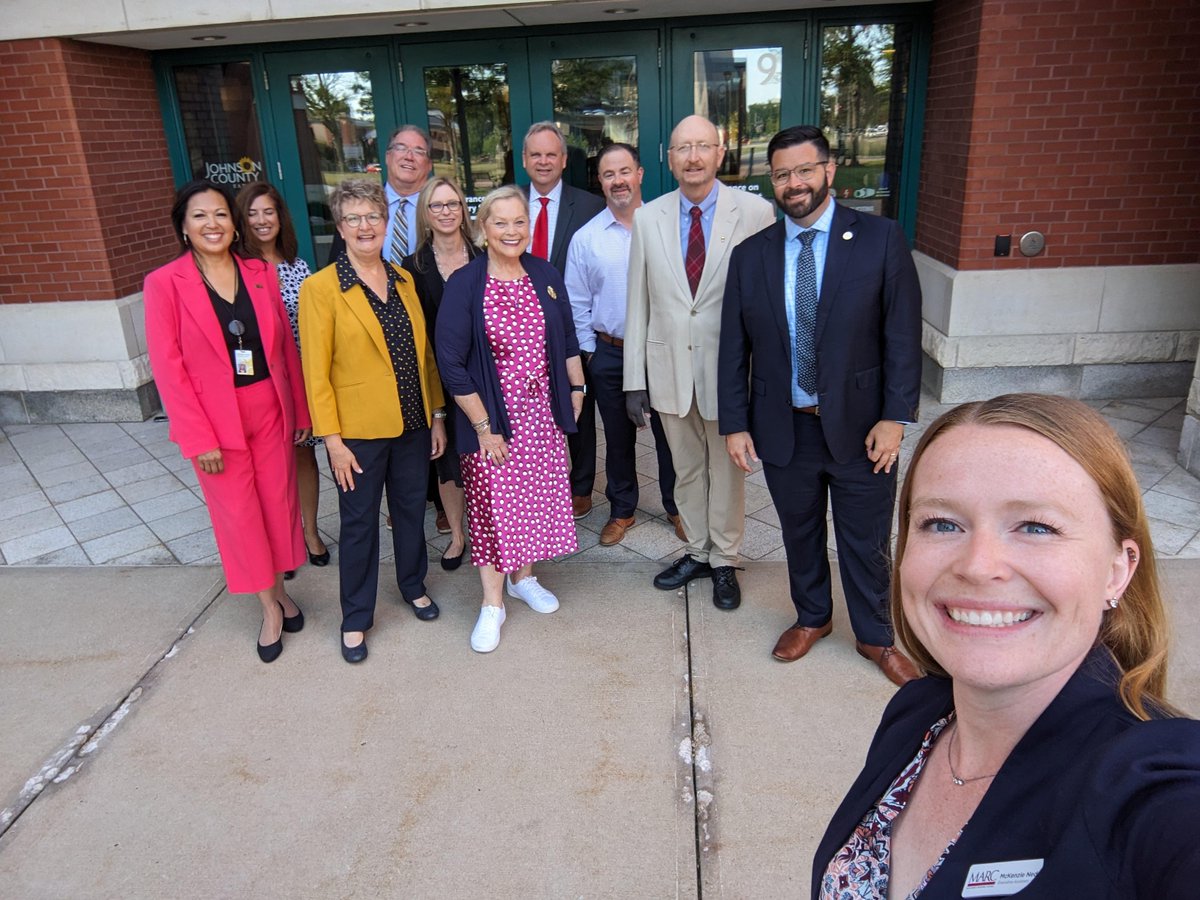 MARCKCMetro's tweet photo. We're putting our hearts into showing some #LocalGovLove this #CityHallSelfieDay!
We've stopped in @PlatteCountyMo, @JOCOGov and @LVCountyKS so far.
Which #CityHallSelfie stop will be next?
Follow along to find out! ๐
@ELGL50 https://t.co/X6WDITNhee