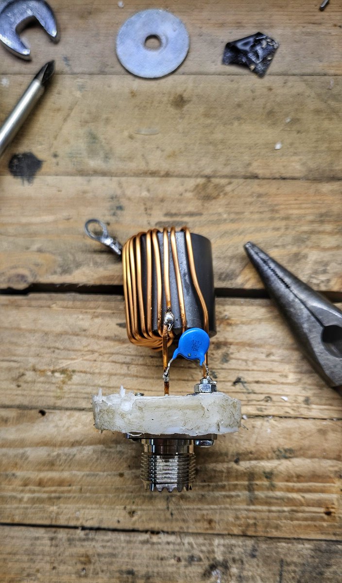 VE5REV's tweet photo. 49:1 transformer built with the #FairRite 2661102002 core and a 120pF cap ⚡️⚡️ #EFHW #Antenna #HamRadio https://t.co/nxiElg8ysF
