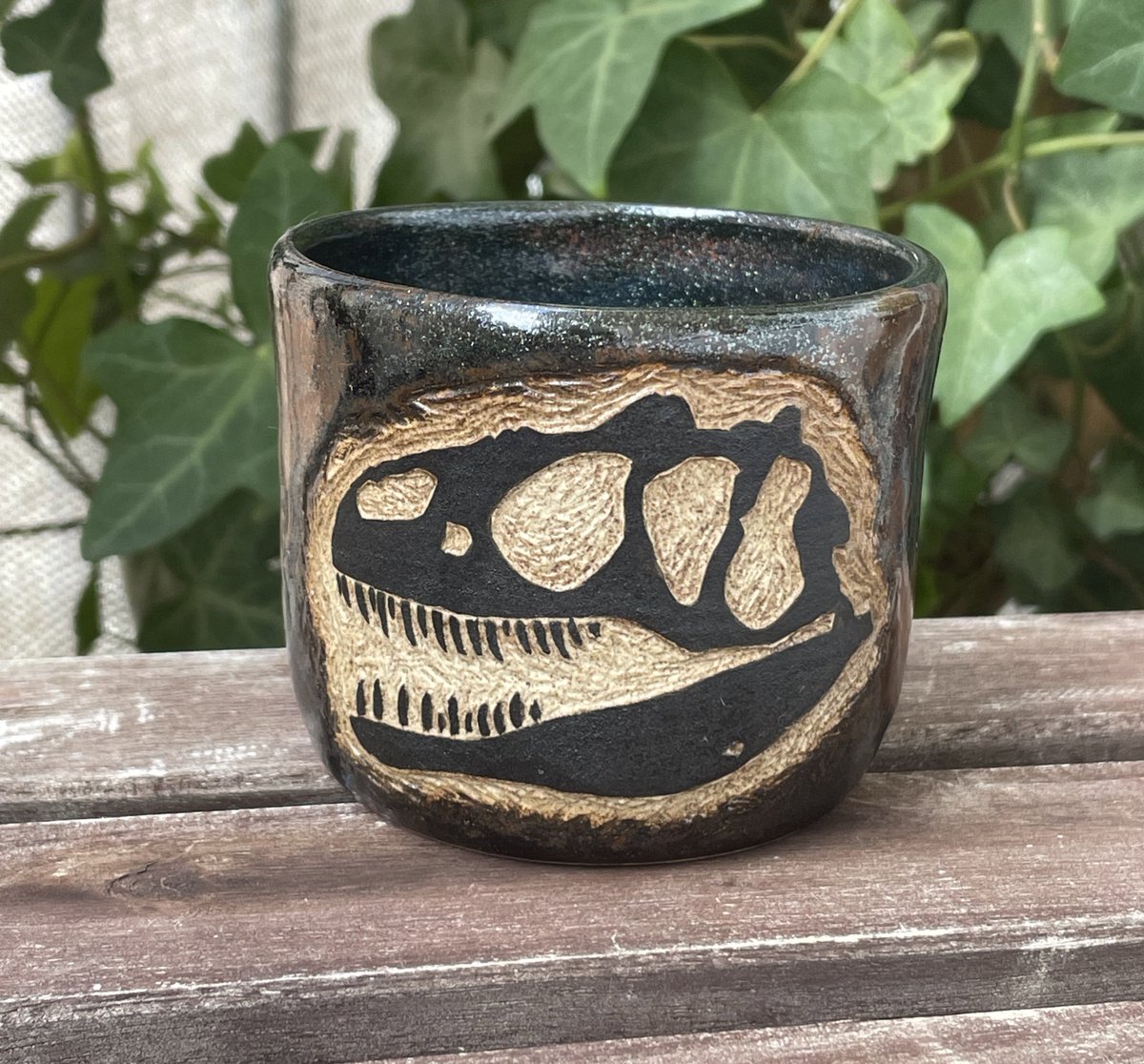 sabiillustrates's tweet photo. For sale! Handmade ceramic allosaurus cup from my fossil collection 🦖 ➡️ https://t.co/BPstLZpNQg https://t.co/eD4bvd0GoB