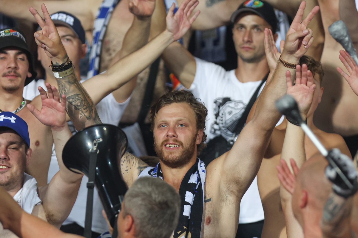 mchwieduk's tweet photo. Gwiazda NHL i Mistrz Świata @pastrnak96 dopingował @fcbanikostrava podczas meczu z @FCKobenhavn . Fajnie :) https://t.co/3DCJMQwSeV