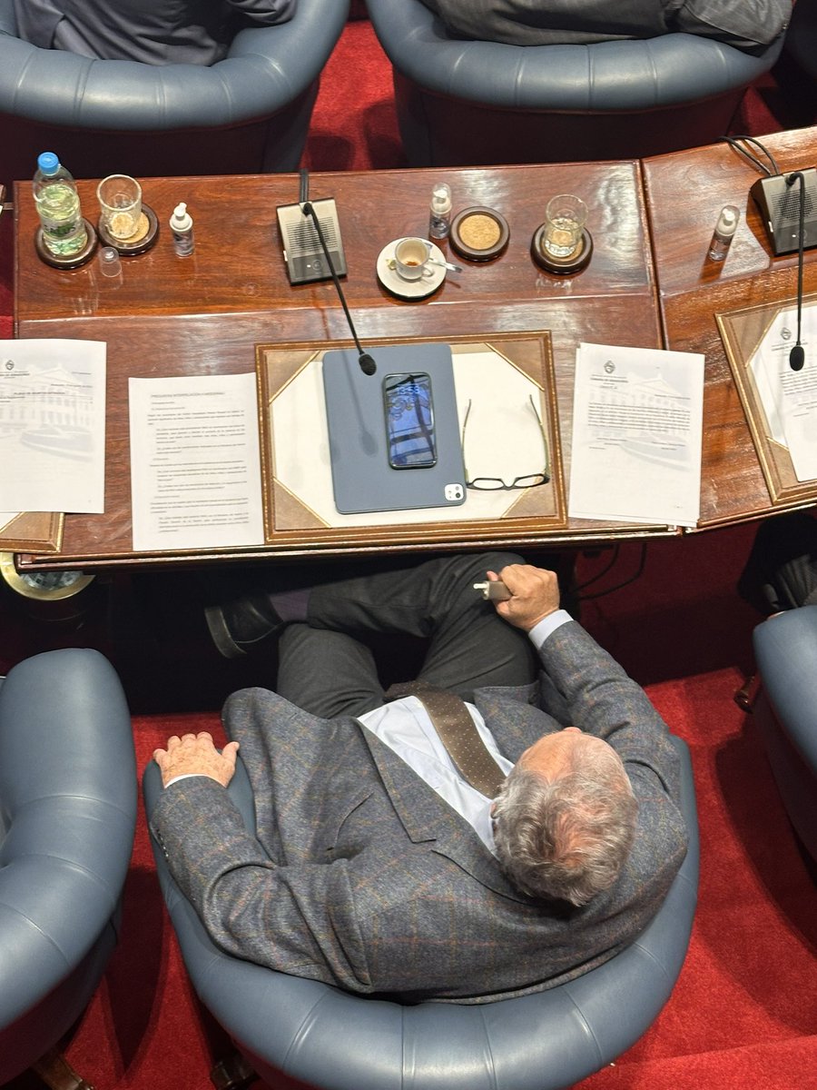 matias___lopez's tweet photo. Estamos en la interpelación a INAU, el gobierno no solo NO DA RESPUESTAS, sino que tienen a sus legisladores muy preocupados como el senador Heber que está con auriculares escuchando quien sabe que, y fumando dentro del recinto. https://t.co/Eu2pxLjU3J