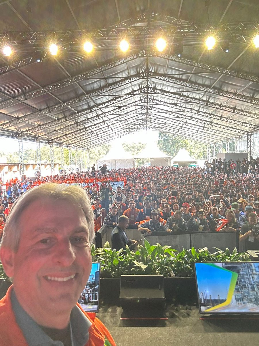 tadeuveneri's tweet photo. Dia histórico com o presidente Lula! Dia de reabertura da Fafen, no Paraná. ✊🏼

#lula #fafen #parana https://t.co/F1OdymdbC0