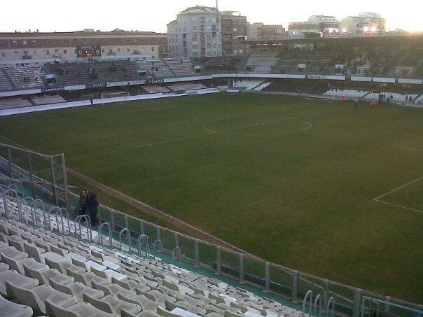 Esta imagen del amigo <a href="/CALERIN6969/">RAFA CALERO</a> es de enero de 2012. Así estaban las gradas de #Castalia en los partidos hace 12 años. Hoy empieza la aventura en la <a href="/LaLiga2/">LALIGA HYPERMOTION</a>. No hay que olvidar el pasado, pero vamos a disfrutar del presente y a soñar con el futuro. <a href="/CDCastellon/">CD Castellón</a> 🖤🤍#PPO