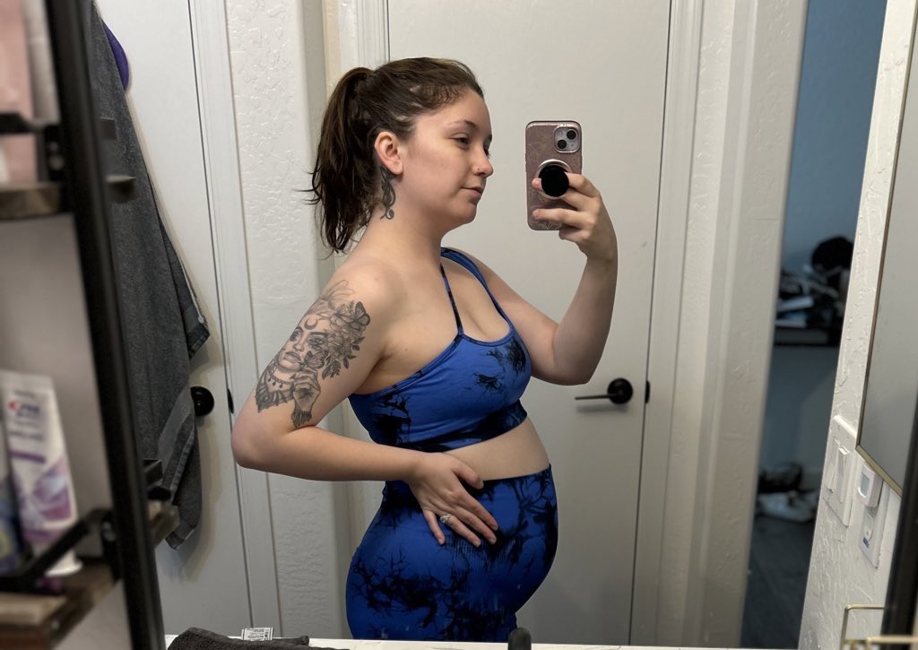HeatherLove_X's tweet photo. Pregnant and still making time to work out, I deserve a medal lol https://t.co/ZzpWAHnNnK