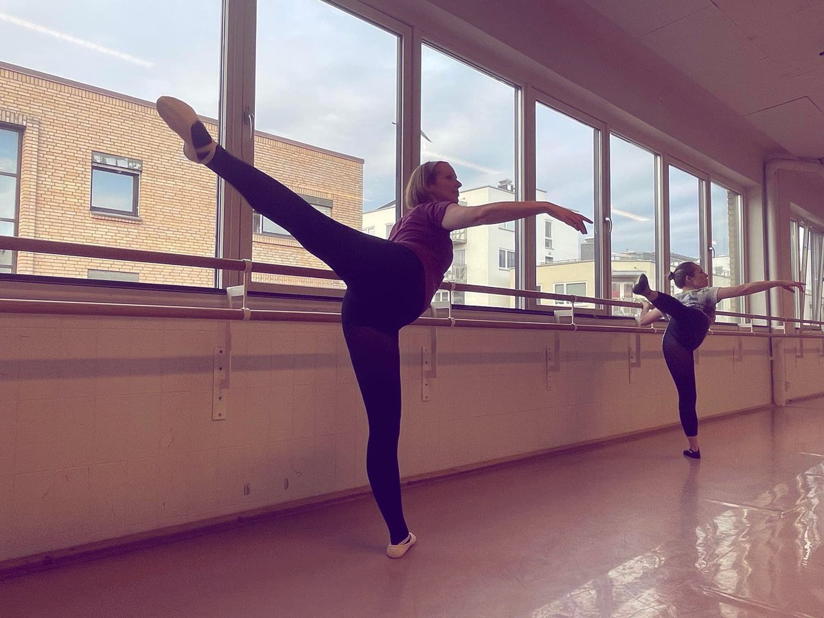Bare 1 uke igjen! Ballett for voksne på Sagene samfunnshus fra og med torsdag 22. august 💗 Link i bio 🔗

Foto: Natalie Dahl

#dahlsdansekurs #dansekursforvoksne #ballett #ballettforvoksne #dansekurs #dansioslo