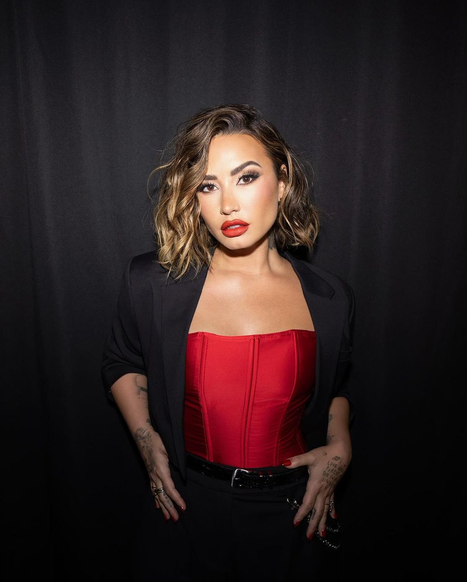 projeto_lovato's tweet photo. Chula Grupo Firme x Demi https://t.co/o3jey4tFOb