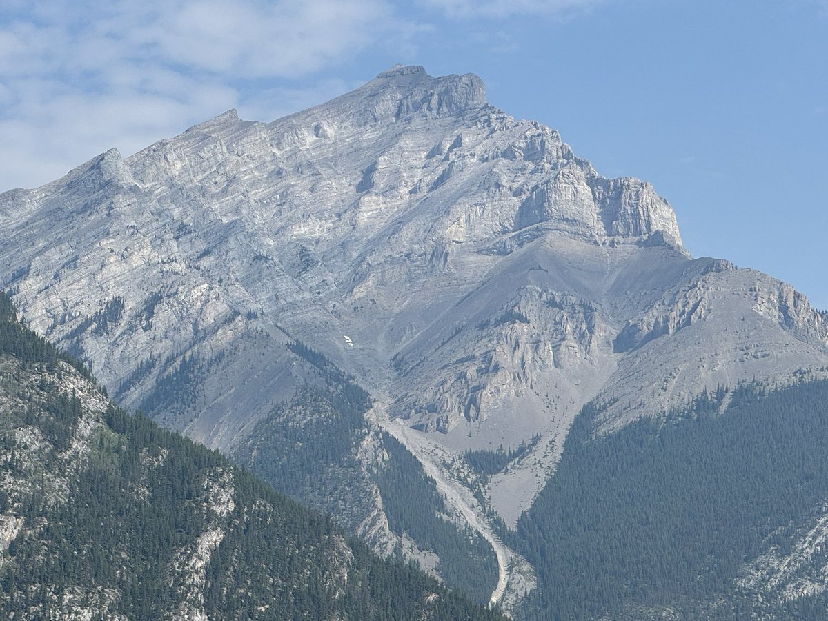 CalvinOSEG's tweet photo. Great trip to @BanffNP with @CasinoLacLeamy before watching @REDBLACKS play in Calgary tonight! #GoREDBLACKS #NoQuit https://t.co/w1ry5UdiaF